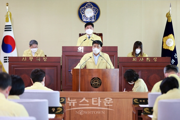전남수 의원이 미래지향 아산발전을 위해 공직자의 바른자세와 행동에 대해 시정질문을 펼치고 있다.