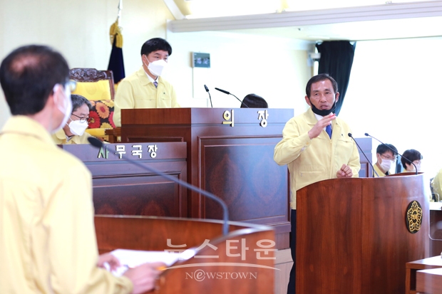 현인배 의원이 인주면 일반산업단지 3공구 진행상황에 대해 시정 질문을 펼치고 있는 모습