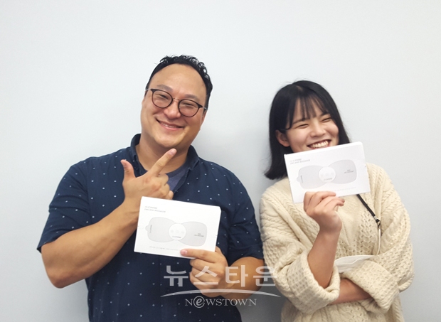(주)다가치 김홍윤(왼쪽)대표와 강지영 대표가 미세전류를 이용한 저주파 마사지기를 개발하는데 성공했다. 이 제품은 앱과 연동, 음악 장르에 따라 맞춤형 마사지를 받을 수 있다.