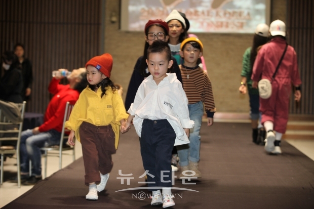 앞으로 지켜봐 주세요 키즈 모델들의 깜찍한 워킹