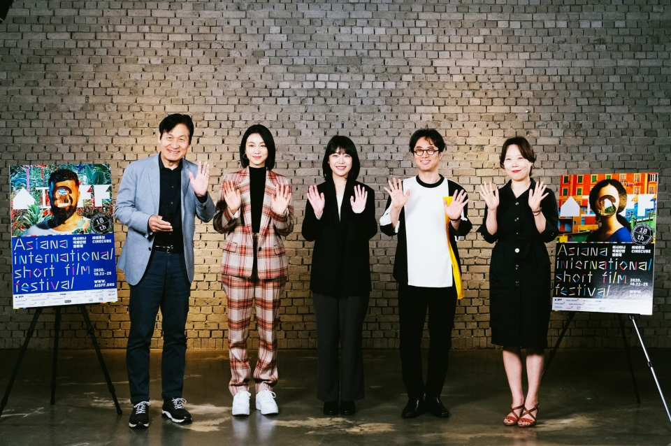 왼쪽부터 안성기 집행위원장, 김옥빈 특별 심사위원, 신지우 특별 심사위원, 민규동 심사위원장, 지세연 프로그래머. 헬로, 아시프 촬영 현장