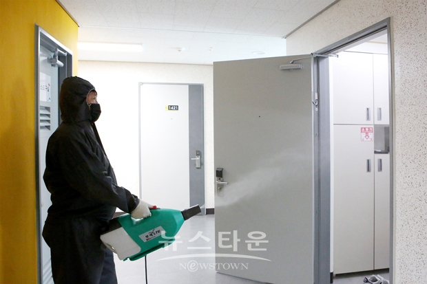 영남이공대학교가 코로나19 확산방지를 위해 기숙사를 비롯한 교내 모든 건물에 방역을 실시했다.