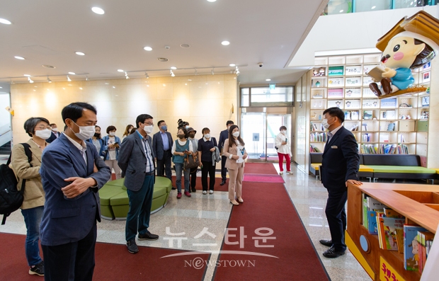 청양군은 지난 6월에도 농촌형 생활기반시설 복합화 우수사례 시설로 선정된 충북 증평군립도서관을 방문, 도서관과 문화시설 연계방안을 모색했다.