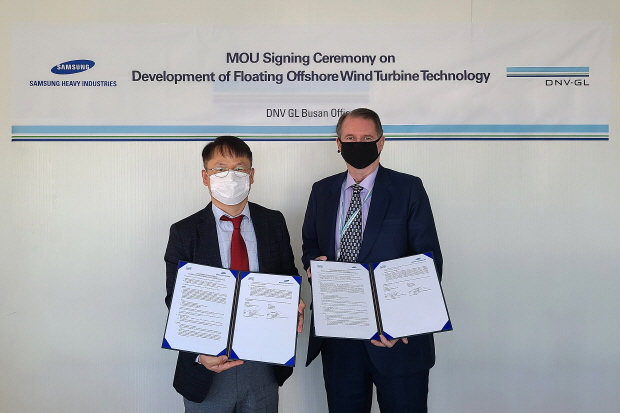 이왕근 삼성중공업 해양설계담당(사진 왼쪽)과 마이크 브로건(Mike Brogan) DNV GL 해양부문 기술 부사장이 MOU 체결 후 기념사진을 찍고 있는 모습