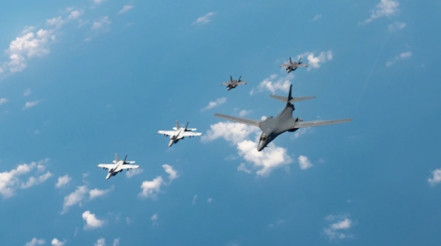일본 이와쿠니 미 해병대기지에서 출격한 미 해군 F/A-18 슈퍼호넷 전투기와 해병대 F-35 라이트닝II 전투기, 미 사우스다코타주 엘스워스 공군기지에서 전개한 공군 B-1B 전략폭격기가 18일 인도-태평양 지역에서 대규모연합통합훈련에 참가했다고 미 공군태평양사령부가 밝혔다. VOA 캡처