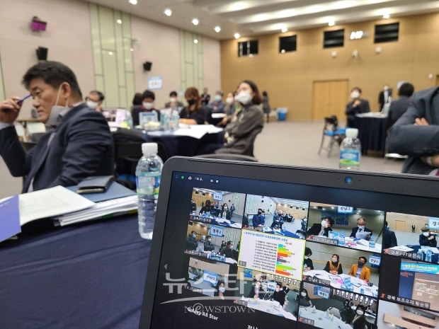 대통령 직속 농특위는 농정 대전환을 위한 ‘2020 전국순회 원탁회의’를 온,오프라인다원중계로 전남, 경북, 세종시를 연결해 동시진행 했다.(사진-농특위 제공)