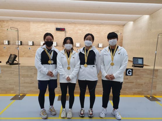 미추홀구 사격선수단 단체전 우승 후 기념사진을 찍고있다.