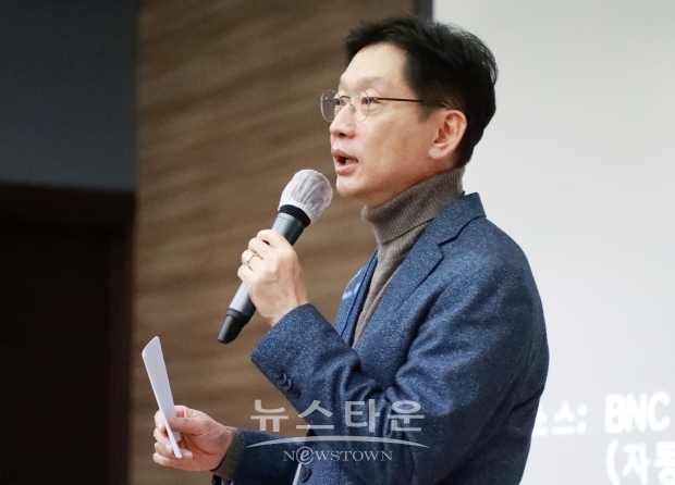 경남도는 30일 신(新) 거주방식 탐색 심포지엄을 개최했다. 사진은 주제 발표중인 김경수 경남지사 (사진-경남도)