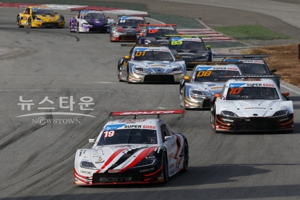 ▲ 2020 CJ대한통운 슈퍼레이스 챔피언십 6라운드 슈퍼 6000 결승에서 엑스타 레이싱의 노동기(19번)와 아트라스BX 모터스포츠의 조항우(10번), 최명길(08번)이 열을 지어 달리고 있다. / 사진제공= 슈퍼레이스