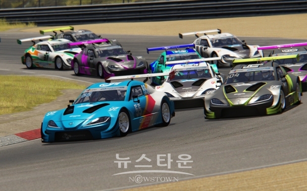 1위 자리를 다투고 있는 김규민(55번)과 김영찬(04번) / 사진제공= 슈퍼레이스