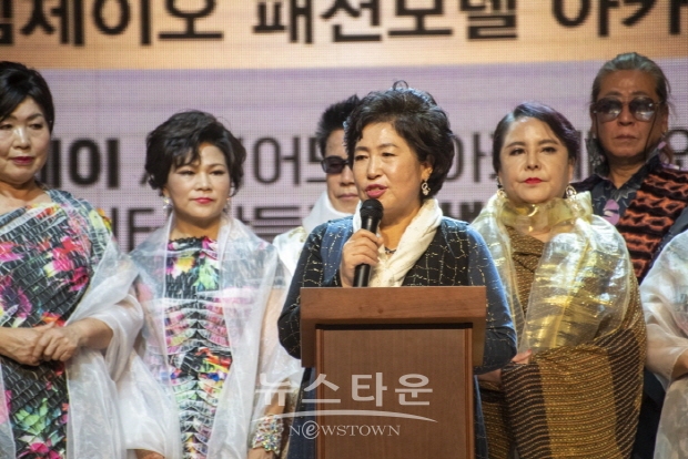 박미자 패션쇼 ‘패션 모델로 날개를 달다’(김한장 기자)