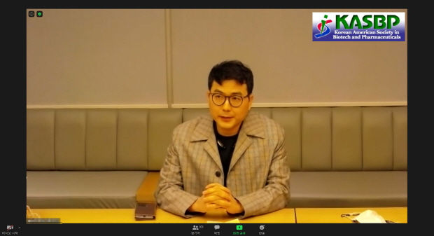 전승호 대웅제약 대표가 2020 KASBP 추계 온라인 심포지엄에 참석해 축사를 전하고 있다.