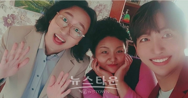 트로트 그룹 신하(김경진, 김동찬) 신곡 뮤직비디오 '장모님' 뮤직비디오 스틸컷(왼쪽부터 김경진, 개그우먼 박경림, 김동찬)