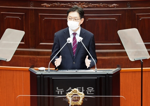김경수 경남지사가 3일 경남도 의회예서 2021년 예산 관련 연설을 하고 있다.경상남도는 내년에 예산 10조원 시대를 맞게된다(사진-경남도)