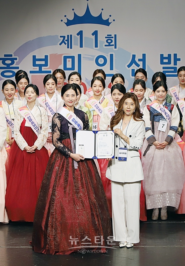 ▲ ‘재능상’ 수상자 최은빈과 시상자로 나온 2020 미스 미시즈 한복선발대회 대상 김해정이 기념 촬영을 함께했다. / 양용은 기자 taeji1368@naver.com