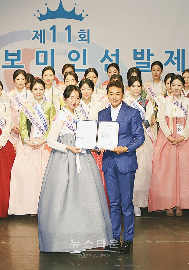 ▲ ‘한류상’ 수상자 김수진과 시상자로 나온 한국마술학회 김청 회장이 기념 촬영을 함께했다. / 양용은 기자 taeji1368@naver.com