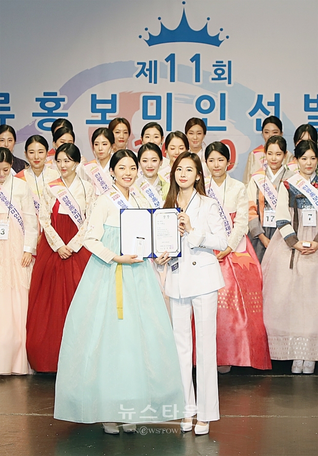 ▲ ‘포토제닉’ 수상자 장혜리와 시상자로 나온 김희재 뷰티 디렉터가 기념 촬영을 함께했다. / 양용은 기자 taeji1368@naver.com
