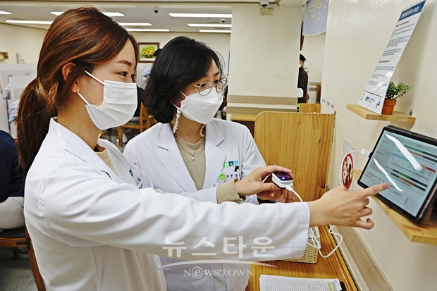순천향대천안병원이 11월 4일부터 6일까지 3일간 병원 교직원을 대상으로 스트레스 점검에 나섰다. 병원 보건관리담당자가 교직원에게 스트레스 측정 결과를 설명하고 있다.