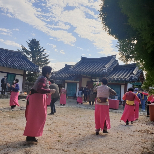 포항시 장기 할매할배들이 꽃치마 패션쇼를 하고 있다
