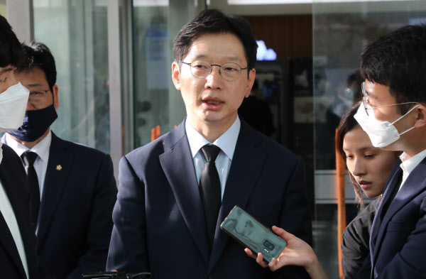 재판을 받고 나오는 김경수 지사