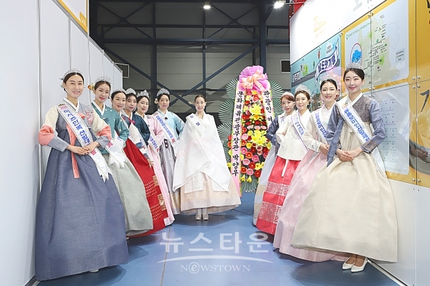 ▲ 왼쪽부터 김승아, 정영선, 김윤하, 송진영, 박윤아, 하이옥, 김민경 회장, 설희주 부회장, 김해정, 김주현, 박세아 / 양용은 기자 taeji1368@naver.com