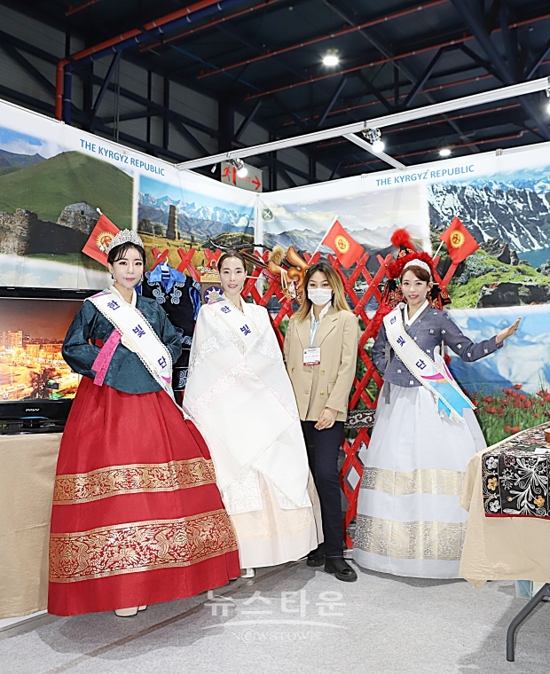 ▲ 국제관광홍보사절로서 각 나라 홍보부스 투어 포토세션을 진행하는 한빛단 / 양용은 기자 taeji1368@naver.com