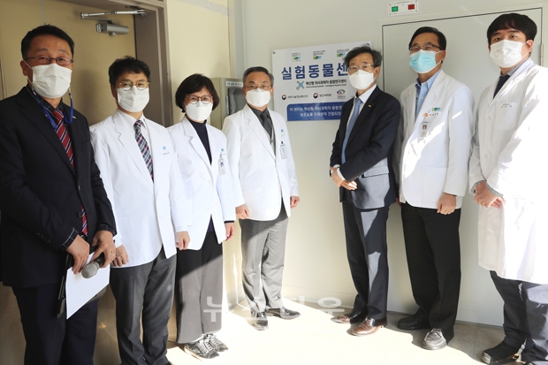 지난 11월 9일 오후 2시 순천향대천안병원 실험동물센터 개소식에 이문수 병원장(왼쪽에서 네 번째), 변동원 의과대학장 등이 참석한 가운데 현판식을 가졌다.
