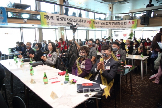 국제언론인클럽 2020년을 빛낸 글로벌 인물들 통합 시상식(김한정 기자)