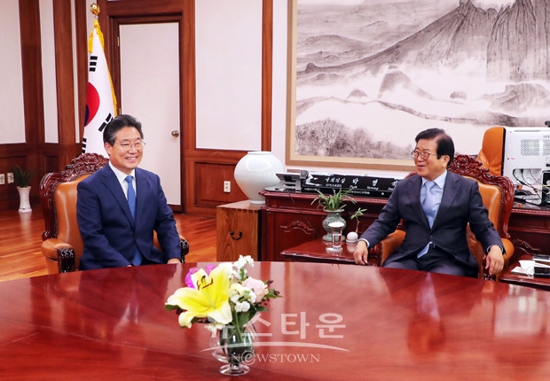 김홍장 당진시장이 지난 11월 12일 박병석 국회의장을 만나 국비 증액의 필요성을 설명하고 관심과 지원을 당부했다. 사진) 좌측부터 김홍장 당진시장, 박병석 국회의장