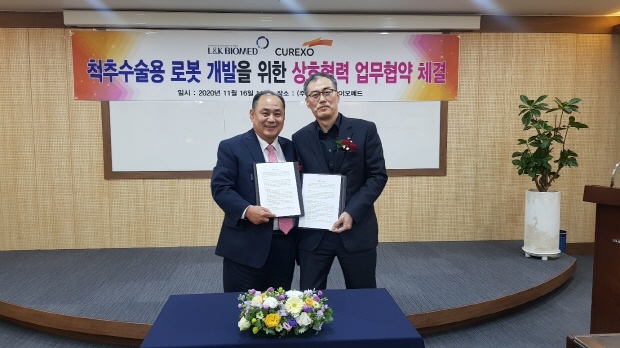 엘앤케이바이오메드 박근주 대표이사(좌)와 큐렉소 이재준 대표이사(우)가 양해각서 체결 후 기념촬영을 하고 있다.