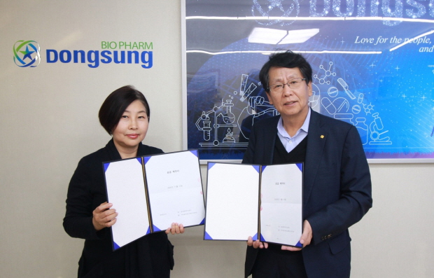 동성제약 이양구 대표이사(사진 오른쪽)가에스엔비디코리아 이유진 대표와 수출 계약 체결 후 기념사진을 촬영하고 있다