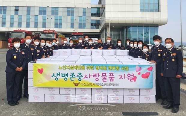 독거노인 멘토링사업 어르신들에게 식품세트(조미료) 지원