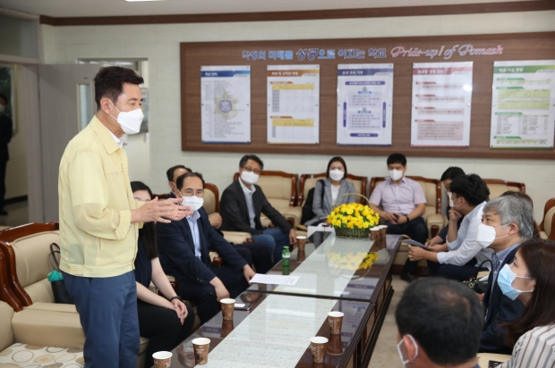 지난 9월 포항해양과학고를 방문한 이강덕 시장이 교육부 관계자들에게 마이스터고 지정을 위한 설명을 하는 모습