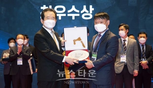 아산시가 지난 11월 18일 정부 세종청사 6동 대강당에서 개최된 “제1회 상반기 적극행정 우수사례 경진대회”에서  ‘지적행정 one-stop 시스템 구축 및 운용’으로 국무총리상(최우수상) 수상과 특별교부세 4,000만원의 인센티브를 받았다.