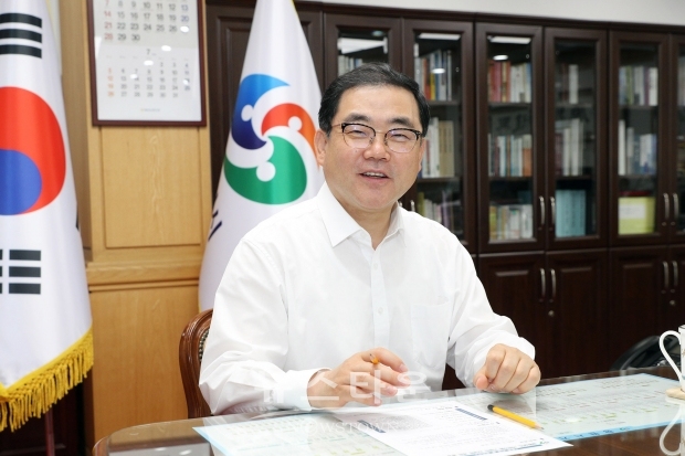 허성무 창원 시장은 20일 창원소재 재료 연구소가 연구원으로 승격됨에 따라 다양한 연구 기능을 할수 있게 돼서 기쁘다고 축사를 했다(사진-창원시)