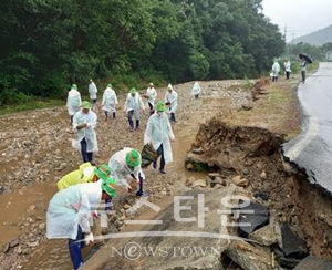 붕괴된 도로와 하천 응급복구작업