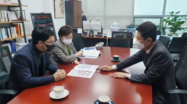 이강덕(오른쪽) 포항시장이 내년도 국비확보를 위해 김정재, 김병욱 지역 국회의원들을 만나고 있다.