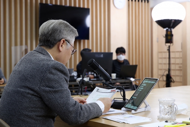 사연을 읽는 이재명 경기도지사