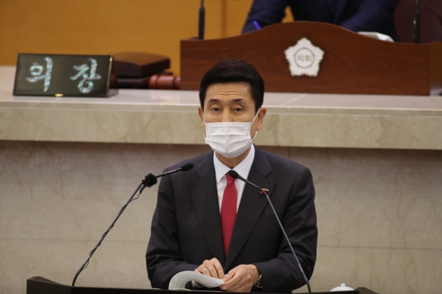 이강덕 포항시장이 포항시의회 에서 내년도 시정연설을 하고 있는 모습사진