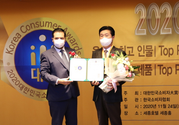 [사진설명. 11월 24일(화) 서울 중구 ‘세종호텔’에서 개최된 ‘2020 대한민국 소비자대상’ 시상식. 루이스 파블로 오시오 부스띠요스 주한 볼리비아 대리대사(좌), 서호영 동국제약 상무(우)]