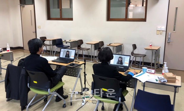 비대면 면접 평가 장면 - 수험생 본인이 직접 촬영해 업로드한 면접 영상을 면접 위원이 평가하고 있는 모습