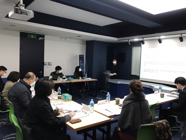 발표 : 대학일자리센터 팀장 : 김현태 / - 기준으로 왼쪽부터 : 대학일자리본부 직원 신선미 / 대학일자리본부 직원 김상원 / 안양창조산업진흥원 김지헌부장 / 안양시청 백수임팀장 / 경기도일자리재단 김대성팀장 / 안양고용센터 김미자주무관 / 안양대학교 대학일자리센터 김수연 센터장 / 안문섭 직원 )