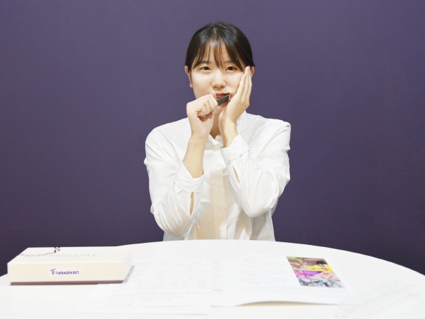 테라젠바이오 DTC 검사를 위한 연구원의 유전자 채취 시연