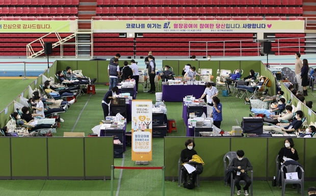 지난 4일 오전 신천지예수교회 성도가 대구육상진흥센터에서 혈장 공여를 하고 있다