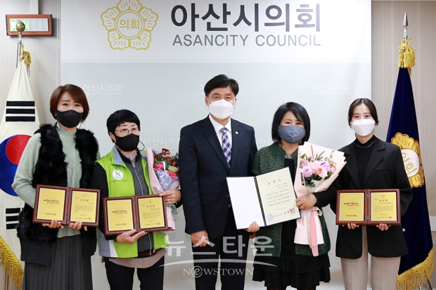 아산시의회가 지난 12월 7일 ‘2020년 자원봉사자의 날’를 기념해 다양한 분야에서 자원봉사를 통해 지역사회 발전에 노력한 유공자 4명에게 표창패를 수여했다.사진) 좌측부터 아산녹우회(대표 이명자), 한영실, 황재만 아산시의회의장, 김서영(송악 주민자치위원장), 김정희(선문대 학생)