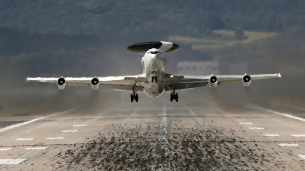 미 공군 'E-3B 센트리(Sentry)' 공중조기경보통제기.