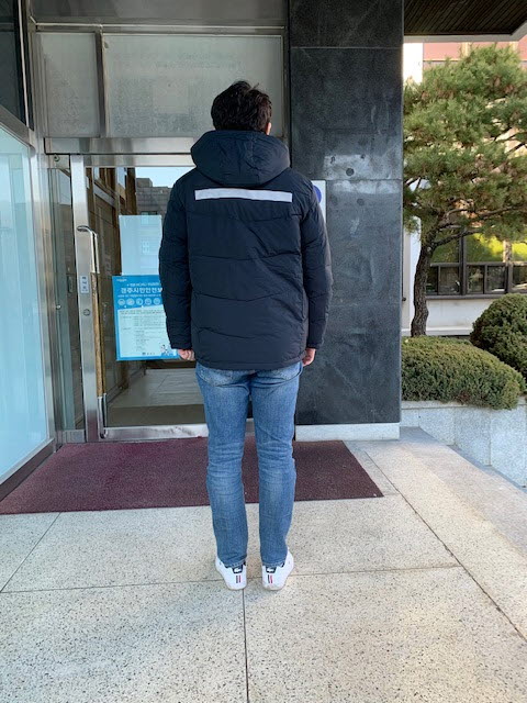 경주시가 겨울철 안전사고 예방을 위해 폐지수거 어르신과 장애인 등에게 배부하는 반사띠 부착 안전방한복과 방한모자.