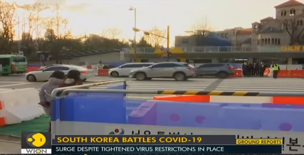 한국 정부는 “제 3 물결 도래가 본격화 된 11월 하순부터 수도권을 중심으로 방역 대책을 단계적으로 강화 해왔다. 그러나 감염 확대에 제동이 걸려 있지 않고, 정부는 방역 대책을 최고 수준으로 끌어 올리는 방안도 검토하고 있다”고 교도통신은 전했다. (사진 : 유튜브)