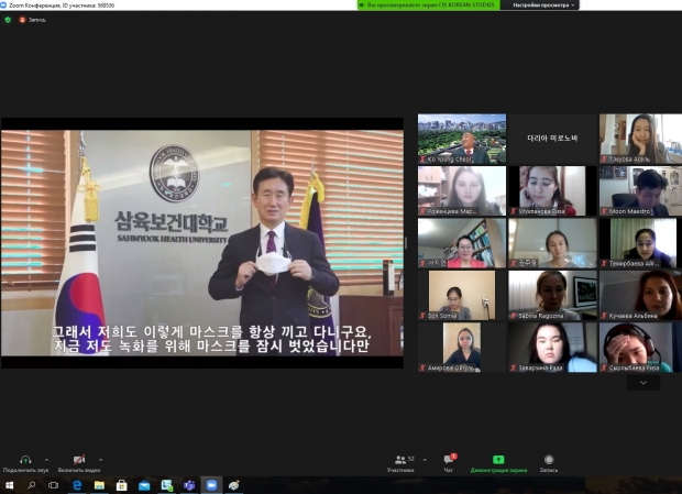 한국어 올림피아드 대회에서 박두한 총장이 축사를 하고 있다.