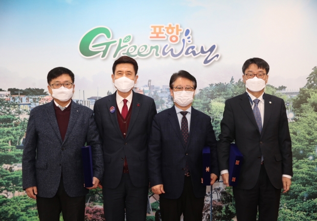 왼쪽부터 유중근 변호사, 이강덕 포항시장, 이용락 변호사, 윤상홍 변호사
